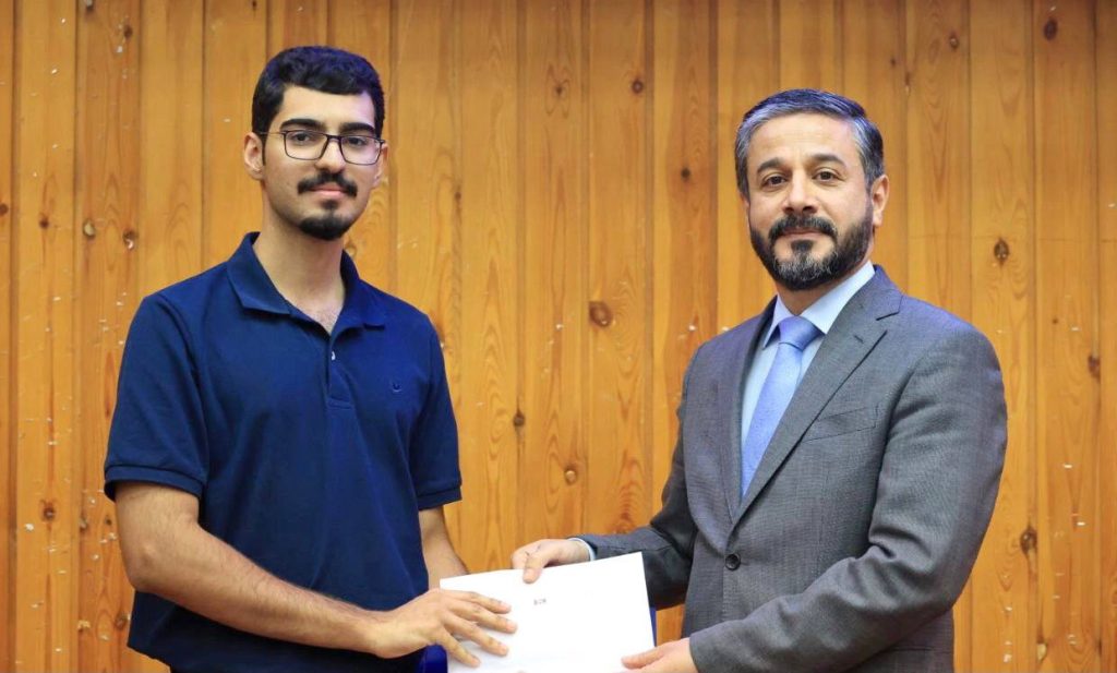  الطالب علي محمد شاكر يحصل على جائزة التعليم العالي للقراءة