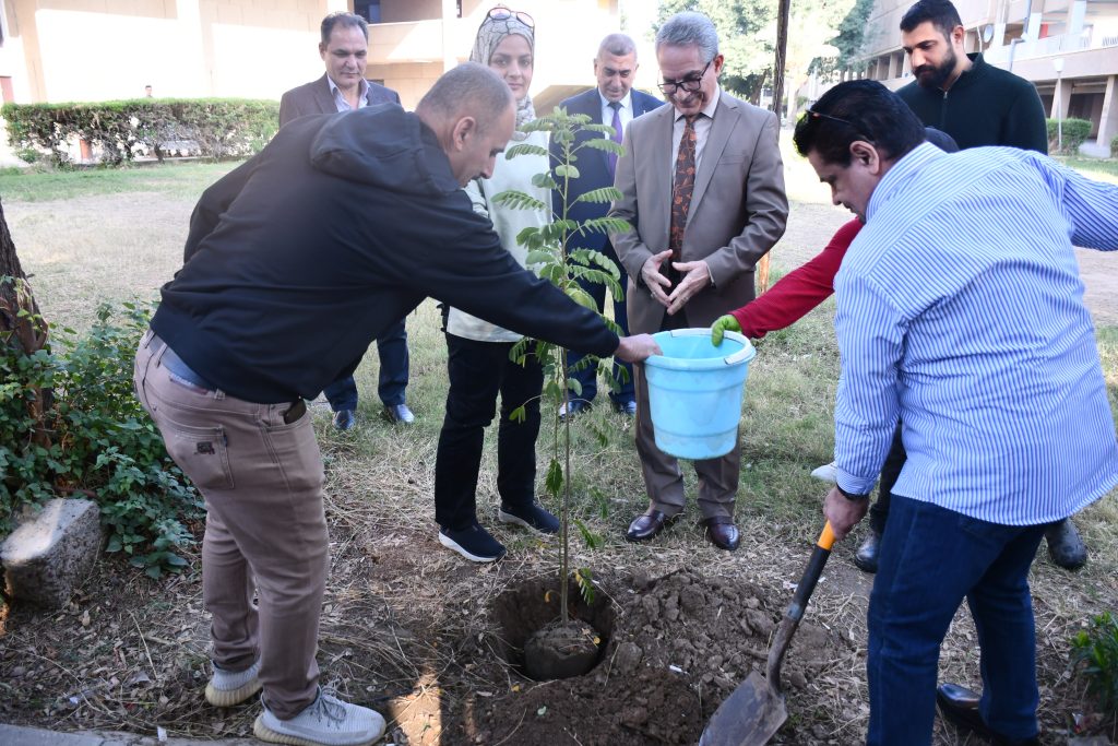 وحدة التأهيل والتوظيف في هندسة بغداد تنظم حملة تشجير لتحقيق الاستدامة البيئية