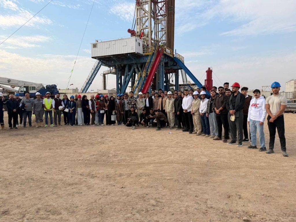 زيارة علمية لطلبة هندسة النفط إلى حقل الأحدب النفطي